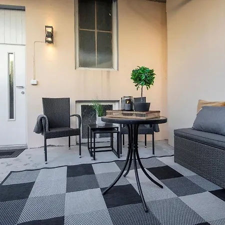 Spacious 2-room In The Center, Easy Access To Everything *